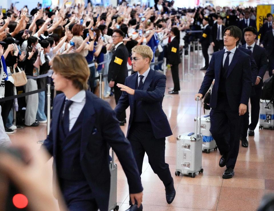　Ｗ杯を終え、帰国した堂安（左から２人目）ら日本代表の選手たち