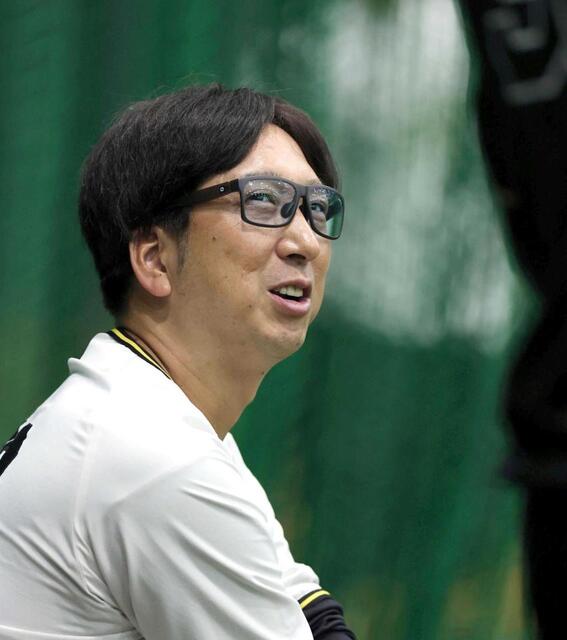 　練習を見守る藤川監督（撮影・山口登）