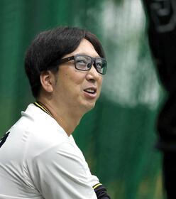 　練習を見守る藤川監督（撮影・山口登）