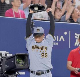 　８回、佐藤輝の豪快な３ランに両手を突き上げ喜ぶ高橋