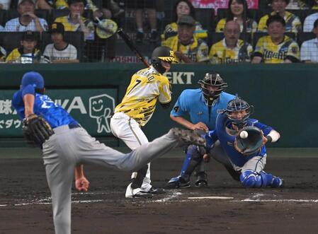 　２回、満塁の好機で見逃し三振に倒れる中野。投手藤浪