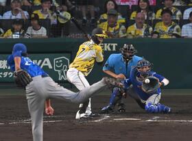 　２回、満塁の好機で見逃し三振に倒れる中野。投手藤浪