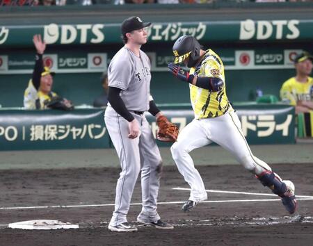 　８回、全力疾走で出塁する大山