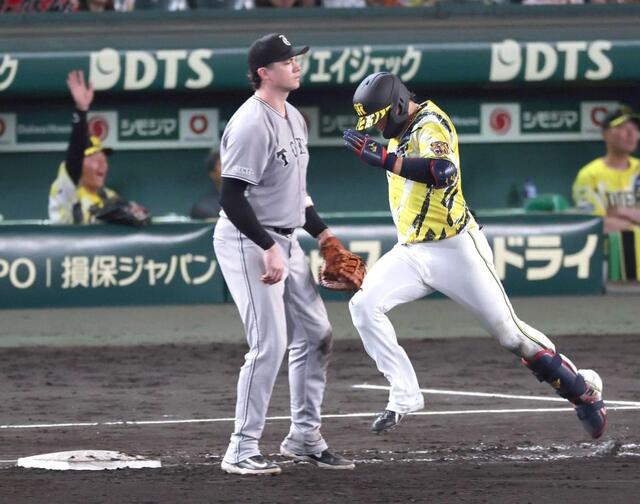 　８回、全力疾走で出塁する大山