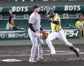 　８回、全力疾走で出塁する大山