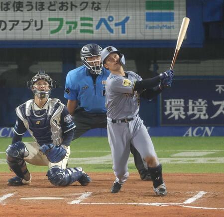 　６回、３ランを放つ坂本