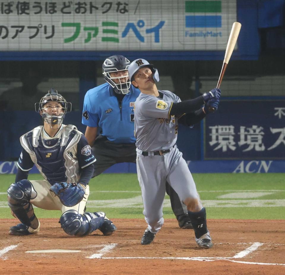 　６回、３ランを放つ坂本