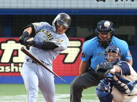 　２回、内野安打を放つ前川