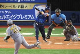 　４回、進塁打を放つ筒香