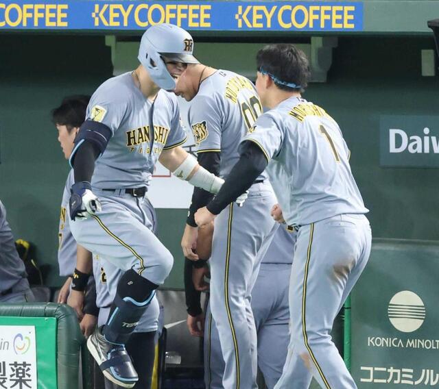 　３回、右越えソロを放ち森下に迎えられる佐藤輝