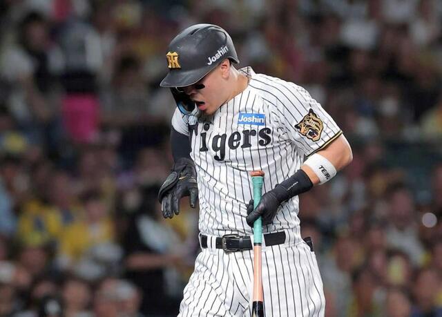 　３回、右手付近に死球を受けた佐藤輝
