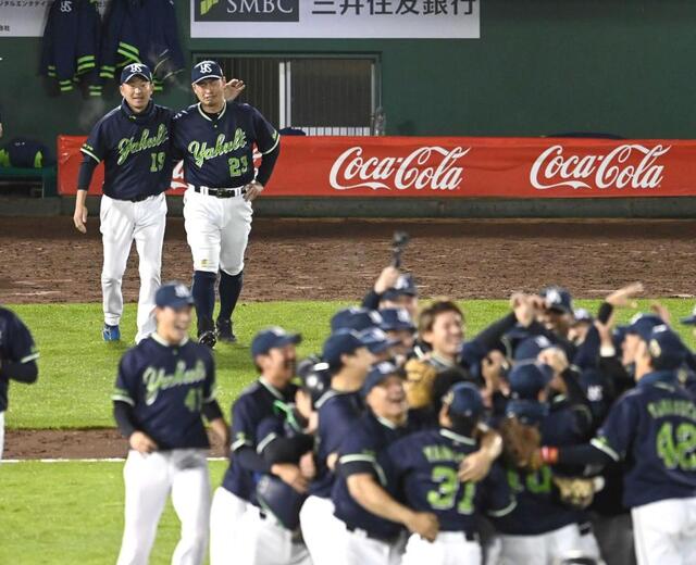 　２０２１年の日本シリーズを制し、涙の青木の肩を抱きながら歓喜の輪へ向かう石川（左奥）＝２１年１１月２７日