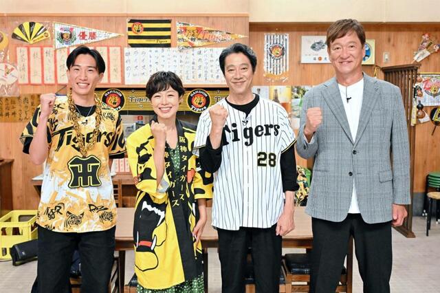 　ＭＢＳテレビ「阪神ファンと集う～有働由美子の猛虎食堂」の収録に参加した（左から）桃田賢斗、有働由美子、堤真一、片岡篤史氏