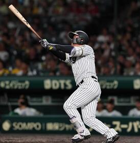　９回、ソロを放つ森下（撮影・田中太一）