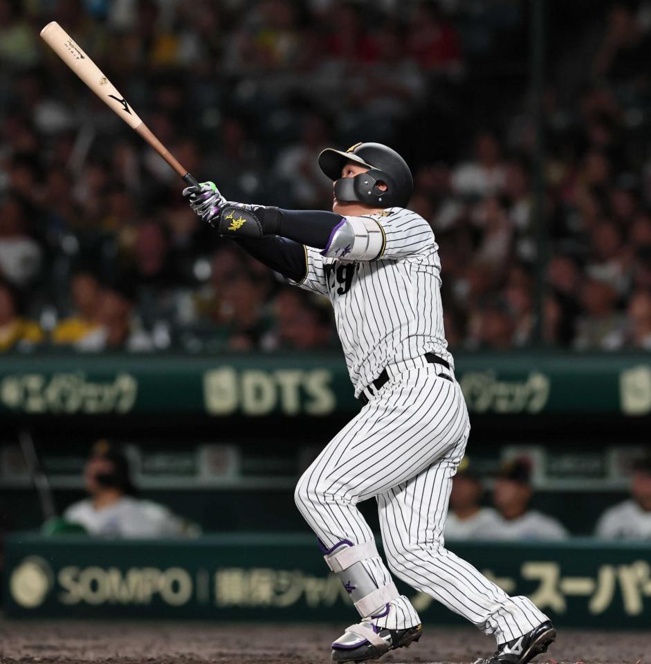 　９回、ソロを放つ森下（撮影・田中太一）