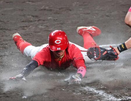 　８回、坂倉の２点適時打で生還する菊池（撮影・立川洋一郎）