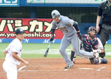 　６回、先制打を放つ大山（撮影・金田祐二）