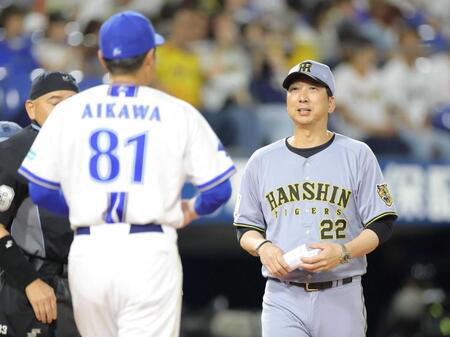 　メンバー表を交換する藤川監督