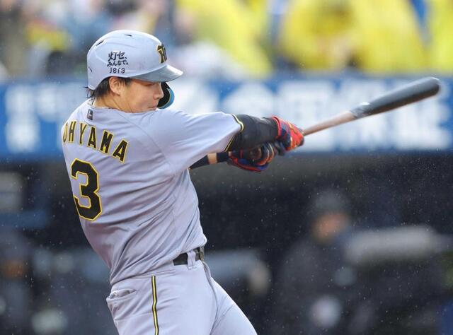 　４回、左越えにソロを放つ大山