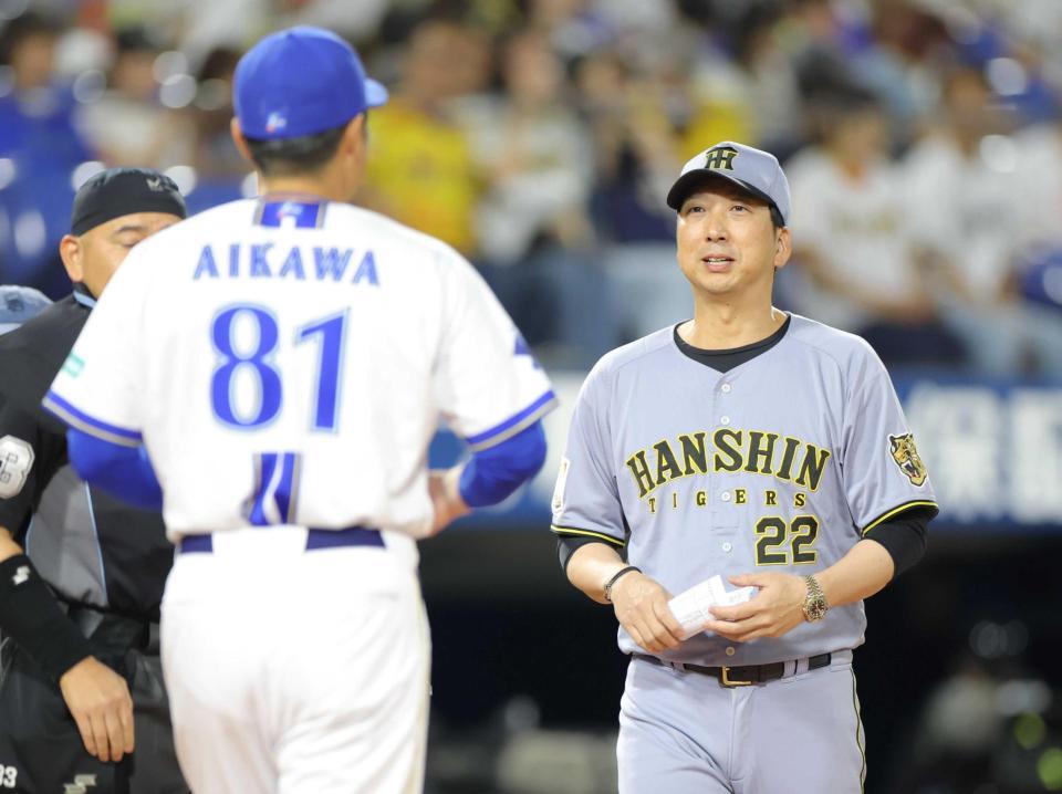 　メンバー表を交換する藤川監督