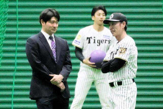 　渡辺コーチ（右）にあいさつする伊藤稜