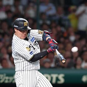 　６回、同点ソロを放つ大山（撮影・西田忠信）