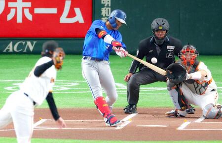 　１回、先頭打者弾を放つ度会（撮影・石井剣太郎）