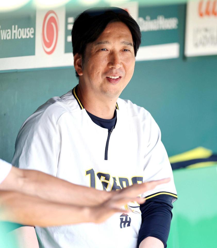 　練習を見守る藤川監督