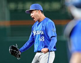 　６回、代打木浪を空振り三振に仕留め、雄たけびを上げる岩田（撮影・立川洋一郎）