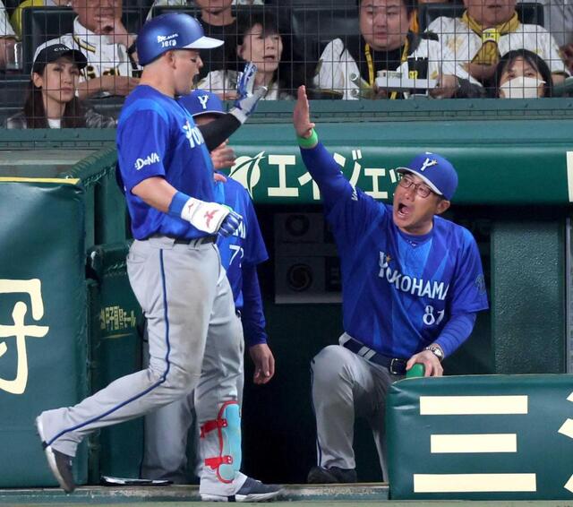 　８回、先制ソロを放った牧（左）を迎える相川監督（撮影・立川洋一郎）