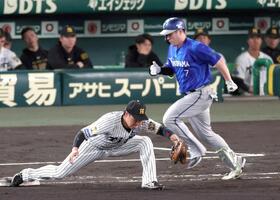 　８回、遊ゴロに倒れるも、３ランの後の２打席とも全力で一塁へ走る佐野