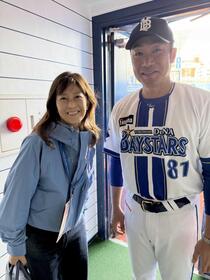 　５月、横浜スタジアムを訪れた森尾由美さんと記念撮影におさまるＤｅＮＡ相川監督（河合直行さん提供）