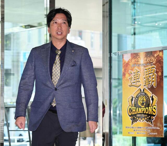 　オーナー報告のため電鉄本社に着く藤川監督