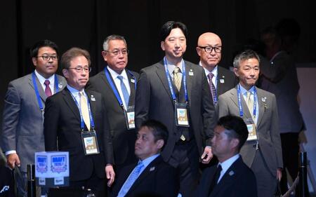 　入場する藤川監督（中央）ら