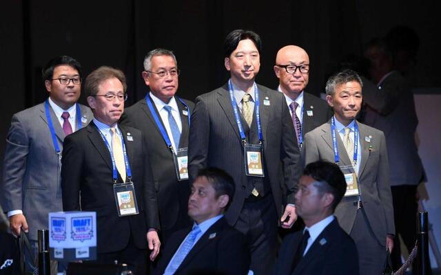 　入場する藤川監督（中央）ら