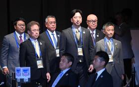　入場する藤川監督（中央）ら
