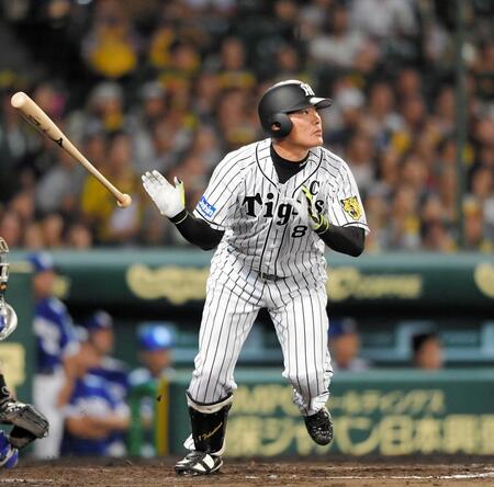 　中日戦でソロを放つ福留＝２０１７年９月