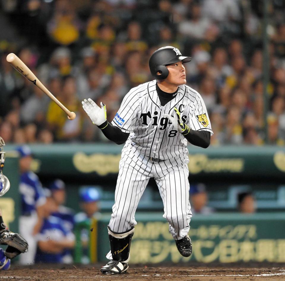 　中日戦でソロを放つ福留＝２０１７年９月