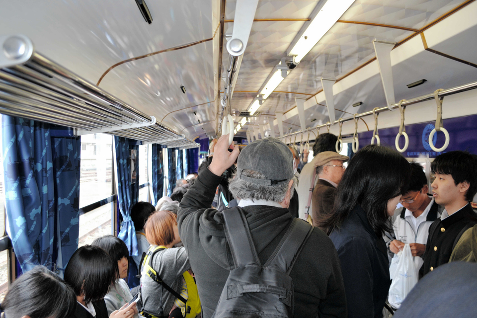 　満員の車内