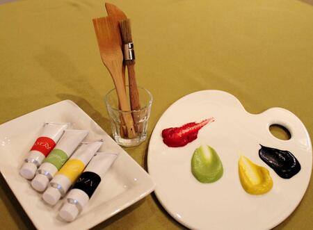　オリーブオイルと食材でできたドレッシング。絵の具そっくり