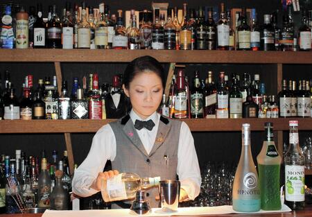 　カクテルを注ぐＢａｒ　Ｈａｒｄｉの池田育世さん