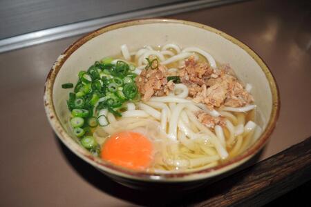 　鳥栖駅の月見うどん（４２０円）