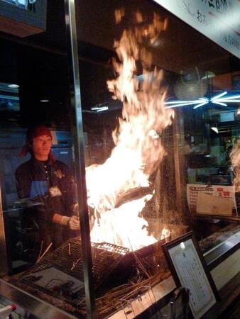 　「明神丸ひろめ店」ではカツオの藁焼きを実演