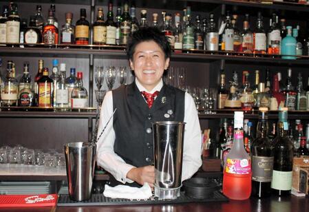 　笑顔がはじける「ｂａｒ　Ｂ♭」のオーナー兼バーテンダーの鍵恵子さん