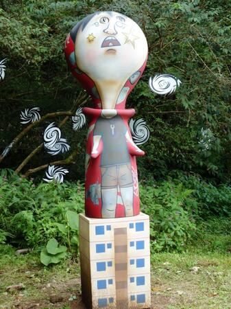　芸術祭のメーン・ヴィジュアルとなっている日野田崇氏の作品「私の山」＝六甲オルゴールミュージアムの中庭そば