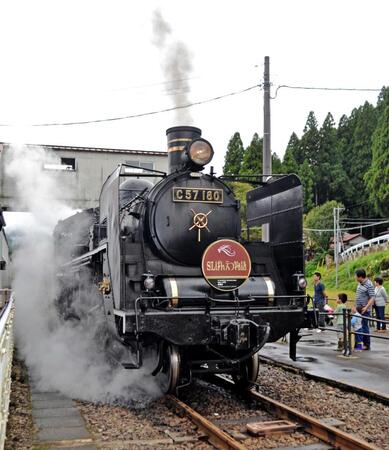 　山都駅に停車中のＣ５７－１８０号機「ＳＬばんえつ物語」号