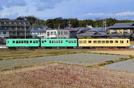 　パステルカラーに彩られた３両編成の電車