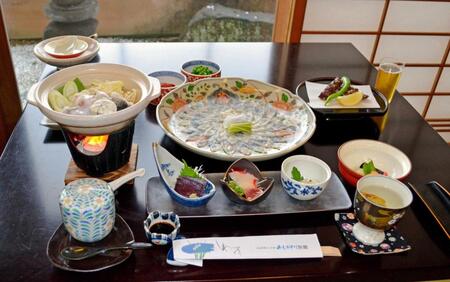 　「みもすそ川別館」の「ふく＆くじらプラン」。老舗の味と眼前の関門海峡に目も舌も大満足だ