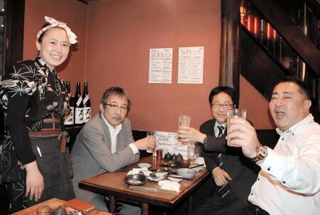 　明るい森本知世さん（左）につられ元気に乾杯！