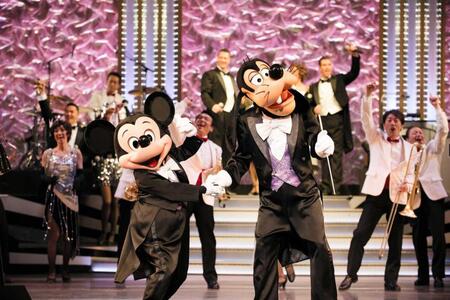 　（ｃ）Ｄｉｓｎｅｙ　（左から）ミッキーマウスと指揮者を務めたグーフィー